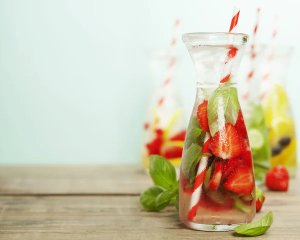 Detox frukt infunderas smaksatt vatten — Stockfoto