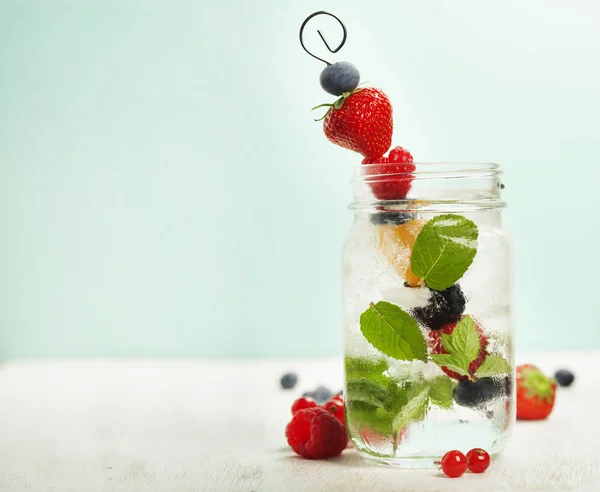 Frutas desintoxicantes infundidas con sabor a agua Frutas frescas de verano sobre metal —  Fotos de Stock