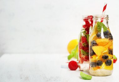 Detoks meyveli aromalı su