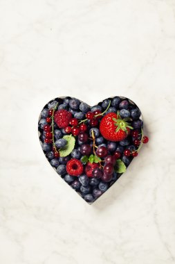 Çilek mermer zemin üzerinde kalp şeklinde