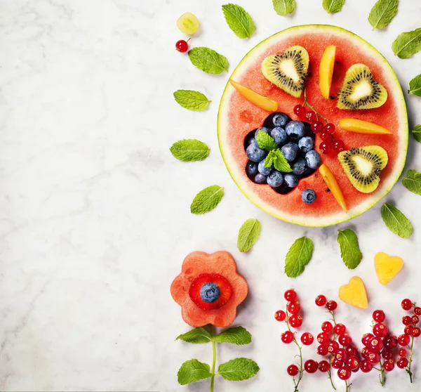 Conceito de fruta de verão. Melancias, frutas, bagas e folhas de hortelã — Fotografia de Stock