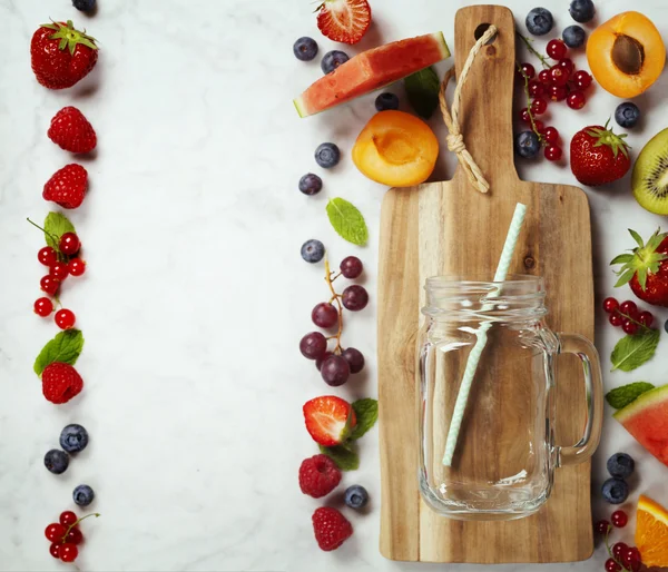 Smoothies saudáveis com conceito de ingredientes frescos — Fotografia de Stock