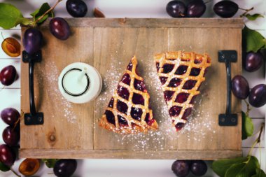 Erik tart, süt ve taze Erik