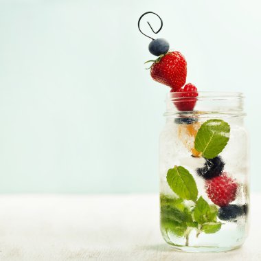 Detoks Meyve aromalı su taze yaz meyve metal üzerinde infüzyon 