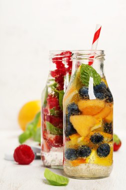 Detoks meyveli aromalı su