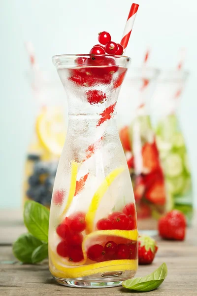 Acqua aromatizzata infusa di frutta Detox — Foto Stock