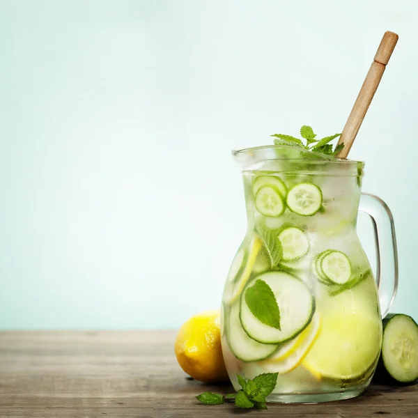 Вода з огірком, лимоном, лаймом і м'ятою — стокове фото