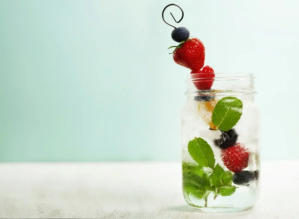 Frutas desintoxicantes infundidas con sabor a agua Frutas frescas de verano sobre metal —  Fotos de Stock