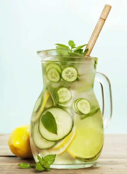 Agua infundida con pepino, limón, lima y menta — Foto de Stock