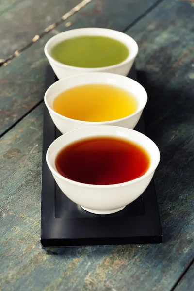 Diferentes tipos de té en tazones de cerámica — Foto de Stock