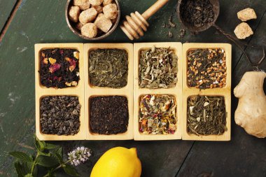 Rustik arka plan üzerinde çay kompozisyon