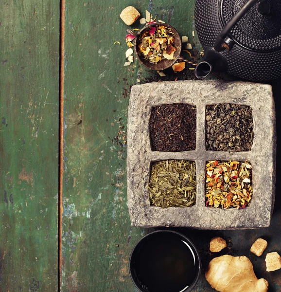 Rustik arka plan üzerinde çay kompozisyon — Stok fotoğraf