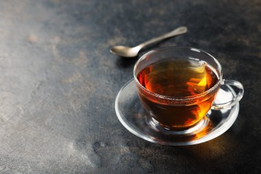 Rustik arka plan üzerinde çay