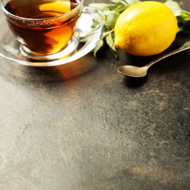 Rustik arka plan üzerinde çay