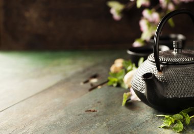 Çay kavramı, bardak çay ve geleneksel çaydanlık ile süslenmiş