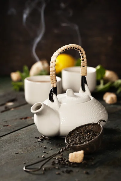 Tetera y tazas de té con menta y limón —  Fotos de Stock