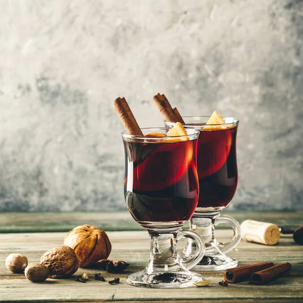 Glühwein op rustieke tafel — Stockfoto