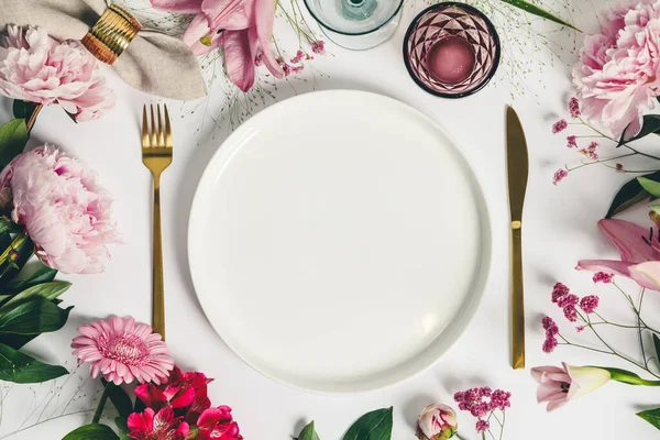 Cadre de table élégant avec décor floral, plat — Photo