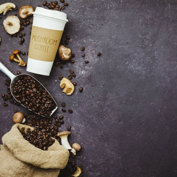 Champiñones Chaga Coffee Superfood Setas y granos de café frescos y secos sobre fondo oscuro — Foto de Stock