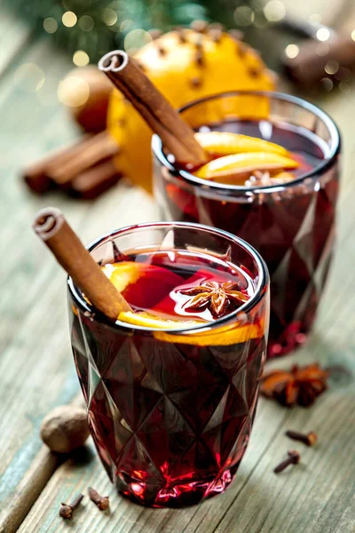 Glühwein met specerijen en sinaasappelschijfjes — Stockfoto