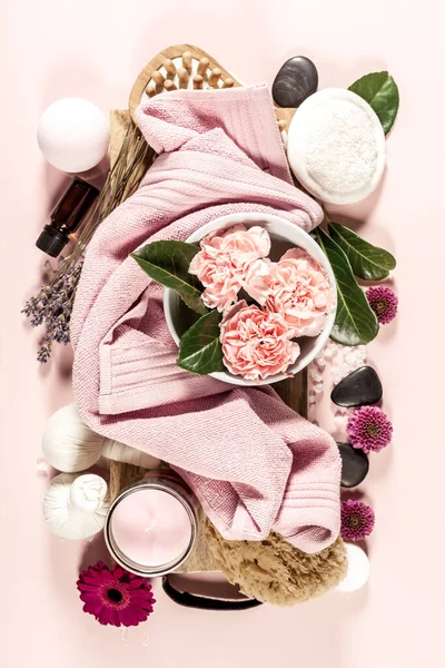 Spa Hintergrund mit Naturkosmetik und Blumen. Flache Lage — Stockfoto