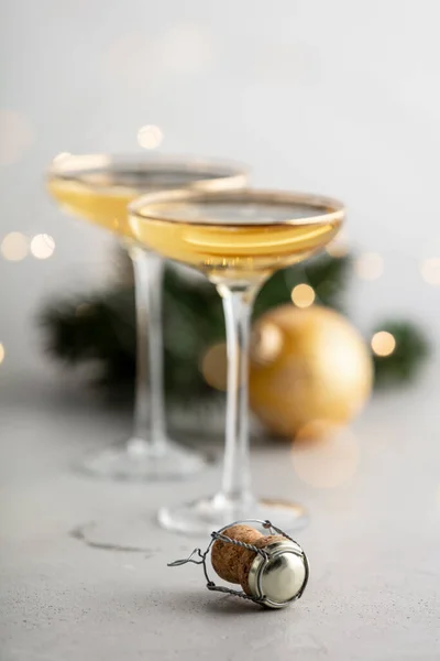 Due bicchieri di champagne, sughero e decorazioni natalizie — Foto Stock