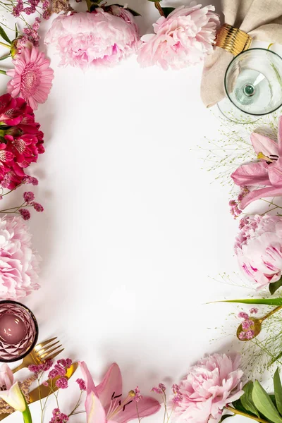 Kultura, okulary i kwiaty - Wiosenne i świąteczne nakrycie stołu koncepcja — Zdjęcie stockowe