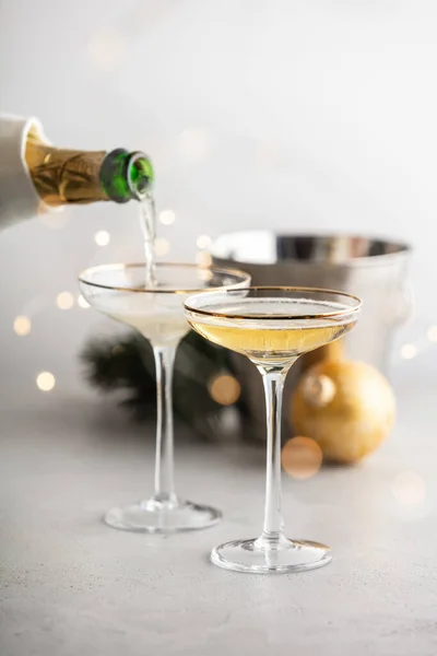 Champagne versato in bicchieri e decorazioni natalizie — Foto Stock