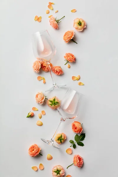 Ροζέ κρασί και τριαντάφυλλα σε λευκό φόντο — Φωτογραφία Αρχείου