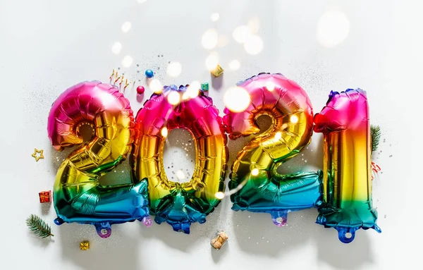 Regnbågsfärgade folie ballonger i form av siffror 2021. Nyårsfirande — Stockfoto