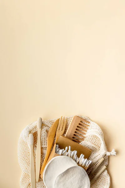 Conjunto de produtos de higiene pessoal eco friendly e produtos de casa de banho sobre fundo de cor, flat lay — Fotografia de Stock