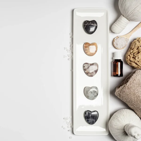 Flache Komposition mit Naturkosmetikprodukten und grauen Steinen auf weißem Marmorhintergrund — Stockfoto