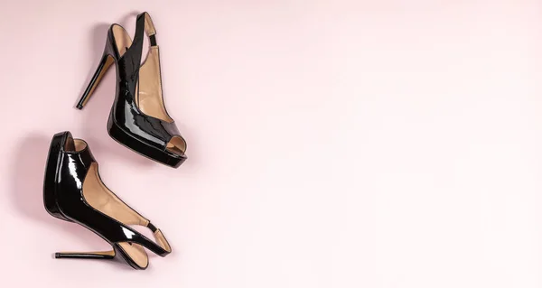 Chaussures à talons hauts pour femmes noires sur fond rose. Couché plat, vue de dessus beauté tendance fond féminin. — Photo