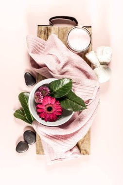 Pembe arka planda spa seti. Düz yatıyordu