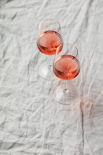 Vino rosato in calici su panno di lino bianco — Foto Stock