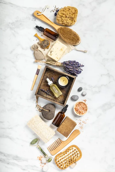 Composición plana con flores de lavanda y productos cosméticos naturales sobre fondo de mármol blanco — Foto de Stock