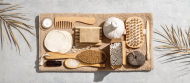 Sıfır atık, beton arka planda çevre dostu banyo aksesuarları