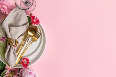 Çiçek dekoru ve düz yatağı olan zarif bir masa.