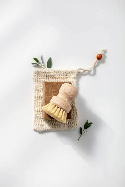 Οικολογικά φυσικά εργαλεία και προϊόντα καθαρισμού, Στερεό σαπούνι και φυσικό πινέλο σε λευκό φόντο. Φωτογραφία Αρχείου