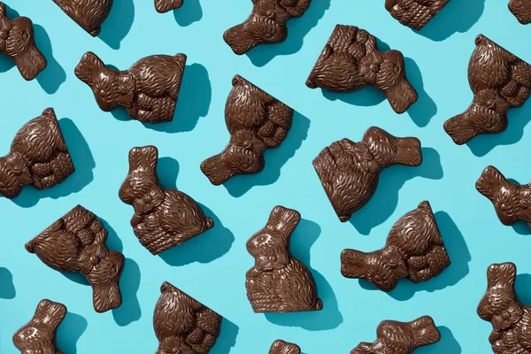 Mavi arkaplan desenli çikolatalı Paskalya Tavşanı.