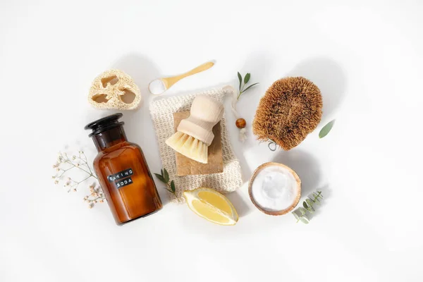 Outils et produits de nettoyage naturels respectueux de l'environnement, brosses à vaisselle en bambou et noix de coco, éponge luffa, bicarbonate de soude, citron et savon solide sur fond blanc Images De Stock Libres De Droits