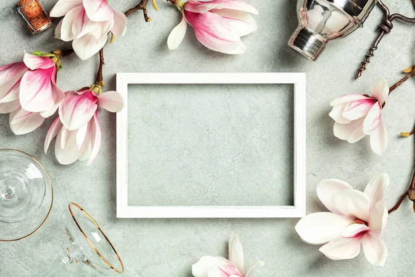 Fotorahmen mit Platz für Text, wunderschöne Frühlingsmagnolienblüten, Cocktail Shaker und Gläser auf grauem Steinhintergrund. Flache Lage, Draufsicht, Kopierraum — Stockfoto