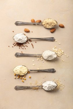 Çeşitli glütensiz un (badem unu, yulaf unu, karabuğday unu, pirinç unu, mısır unu))