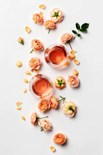 Beyaz Arka Planda Gül Şarabı Güller — Stok fotoğraf