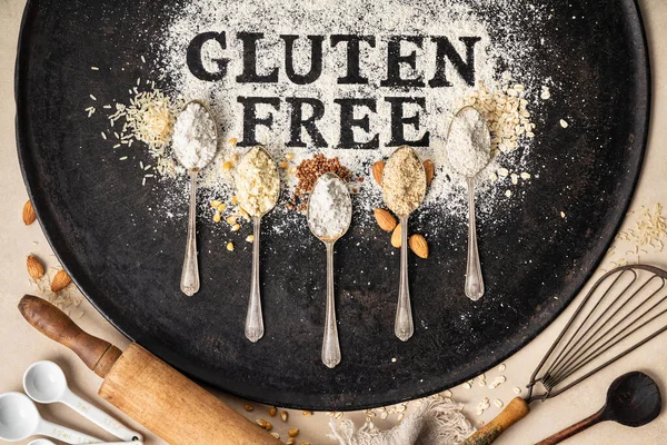 Glutenfrei Mehl Auf Vintage Backblech Geschrieben Küchenutensilien Und Löffel Verschiedener — Stockfoto