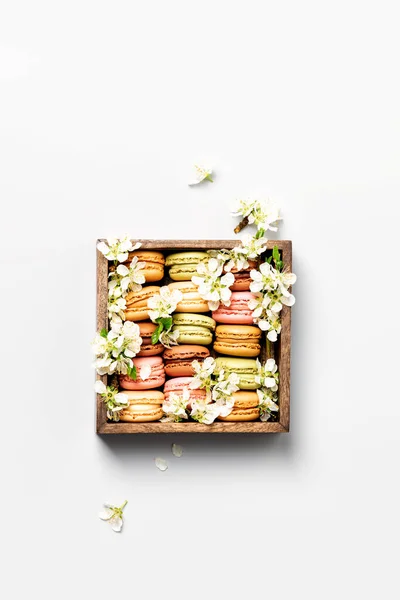 Macarons Boîte Bois Avec Fleurs Printemps Plat Laïc — Photo