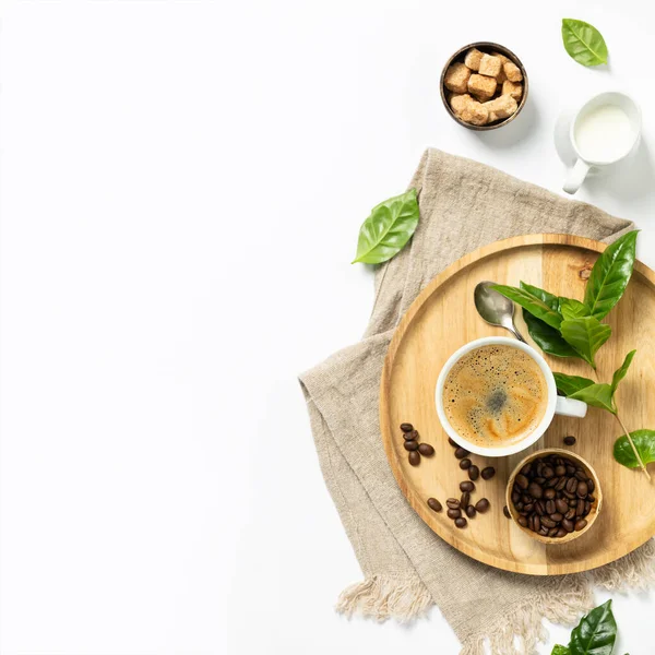 Taza de café en un plato de madera, plano, vista superior, espacio para copiar —  Fotos de Stock