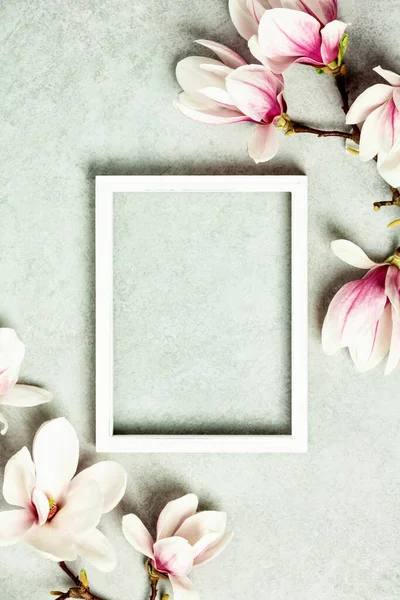 Ramka zdjęcia makieta z miejsca na tekst i piękne wiosenne kwiaty magnolii na szarym kamiennym tle. Walentynki, Dzień Matki, Dzień Kobiet, Pomysł na urodziny — Zdjęcie stockowe
