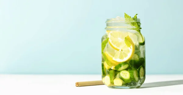 Detox doordrenkt water. Verfrissende zelfgemaakte cocktail zomerdrankje, selectieve focus. Zonnige dag schaduwen, banner — Stockfoto