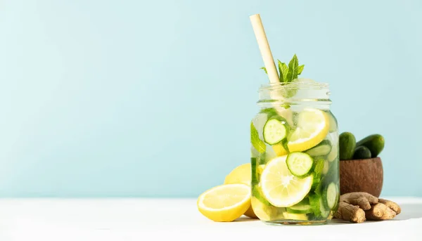 Disintossicare l'acqua infusa. Cocktail rinfrescante fatto in casa bevanda estiva, attenzione selettiva. Ombre di giorno soleggiate — Foto Stock